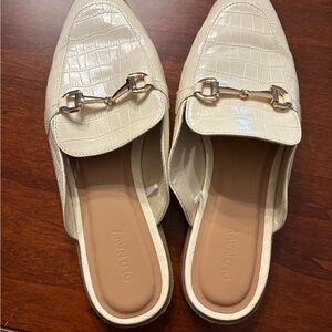 Old Navy Women's Croc-Embossed Cream Loafers